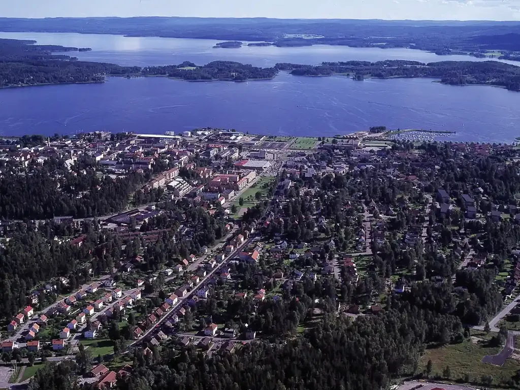 Flygfoto över Arvika i Värmland där RSAB erbjuder installation, byte och service av bergvärmepumpar.