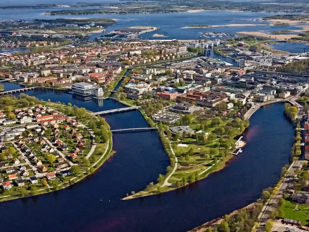 Flygfoto över Karlstad i Värmland där RSAB erbjuder installation, byte och service av bergvärmepumpar.